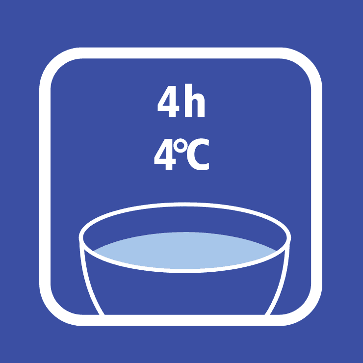 Laisser refroidir la masse pendant au moins 4 heures dans le réfrigérateur. Décorer avant de servir.