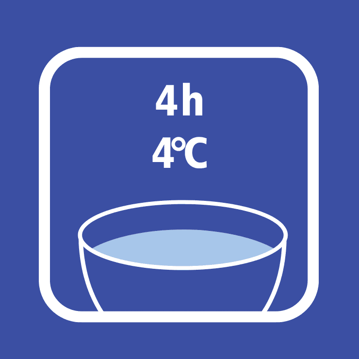 Si la mousse est dans un saladier, faire des portions à l’aide d’une cuillère. Selon les envies, décorer avec des copeaux de chocolat, des cerises ou des feuilles de menthe.