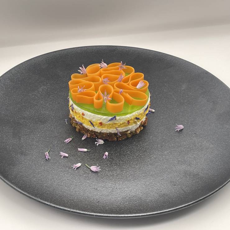 Duett von Mascarpone- und Karottenmousse auf Nuss-Tomaten-Crunch mit Petersiliengelee und Karottenlabyrinth