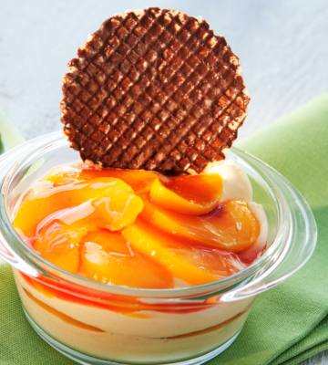 Crème mousse à l’orange avec pêche et bricelets au chocolat