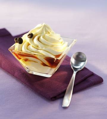 Mousse au Chocolat Blanc mit Kaffee-Caramel-Sauce