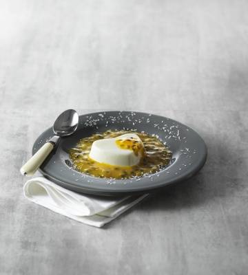 Flan Blanc Manger-Herzli auf Passionsfruchtspiegel mit Kokosraspel