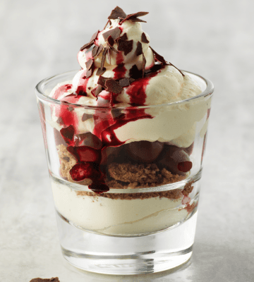 Kirschenbecher mit weissem Schoko-Mousse