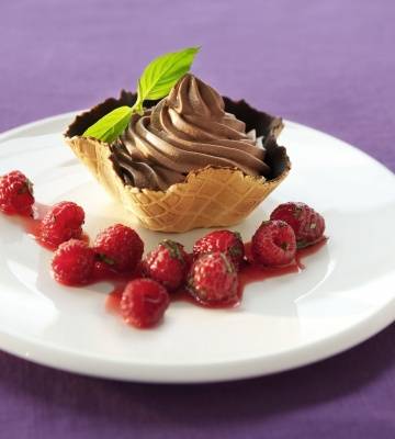 Mousse au Chocolat mit Thai-Basilikum-Himbeeren