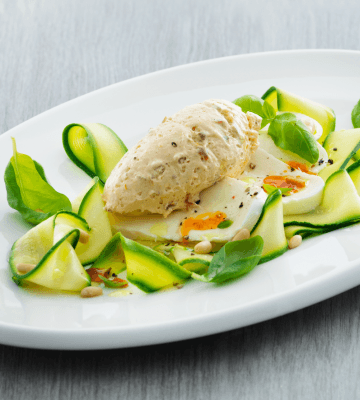 Mousse au pesto rouge sur un lit de courgettes et de mozzarella