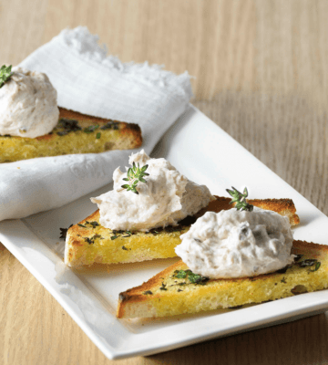 Mousse au thon sur des croûtons aux herbes aromatiques