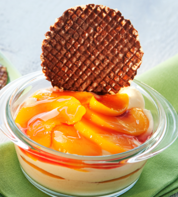 Orangenschaumcrème mit Pfirsich und Schokolade-Bretzeli