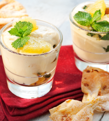 Orangenschaumcrème mit Strudel-Papillons