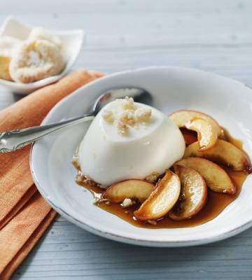 Blanc-manger à la sauce au café et aux pêches