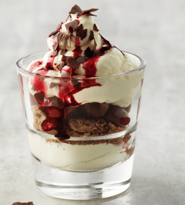 Coupe cerises et mousse au chocolat blanc