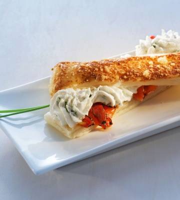 Mousse aux herbes sur feuilletés aux poivrons