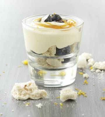 Orangenschaumcrème mit Blaubeeren und Meringues-Granulat