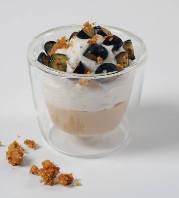 Stracciatella moitiémoitié avec crumble de noix et myrtilles