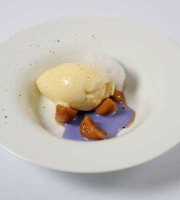 Mousse au chocolat blanc avec touche de café et parfum de tonique, sauce au chou rouge et marrons glacés