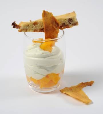 Avocadocrème mit Mango-Baumnussbiskuit