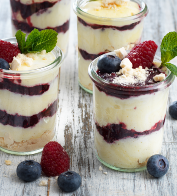 Beerenbecher mit Crème Délice Vanille
