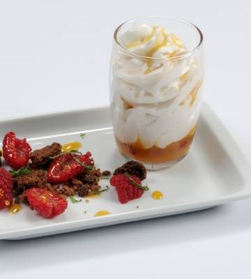 Chia-Espuma mit Crumble und Orangentopping