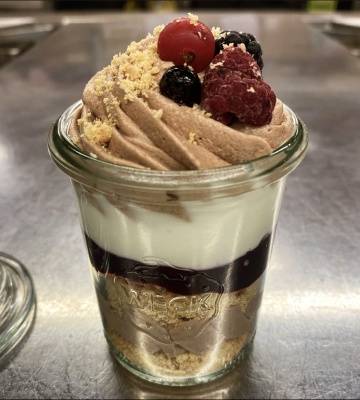 Verrine au chocolat servi avec crème de citron vert sablée et coulis de fruit rouge