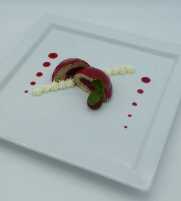 Dôme de mousse ovomaltine glacer à la framboise 