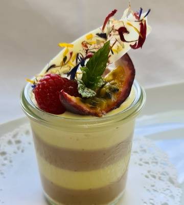 Duett von Schoggi und Passionsfrucht und Kokosnussbisquit