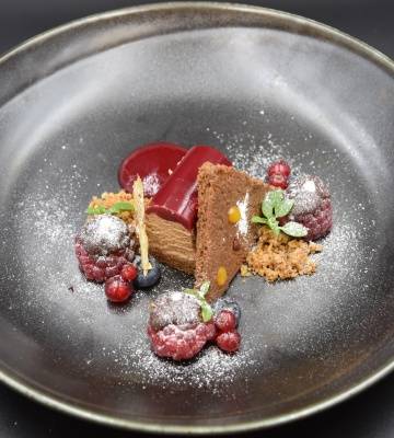 Schokoladenmousse auf Schokoladenbisquit