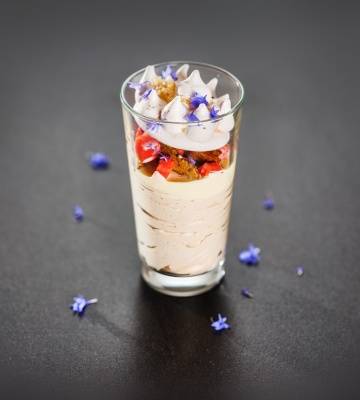 Mousse au Caramel Salé agrémentée de pastèque et de miel caramélisé