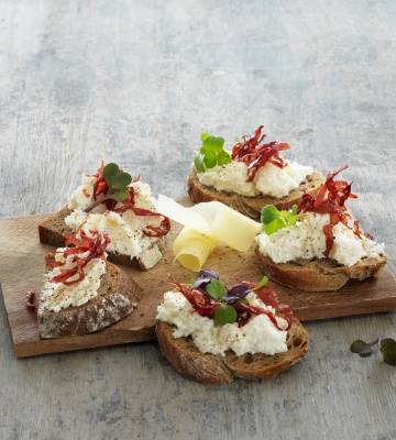 Sbrinz-Mousse mit Bündnerfleisch-Heu