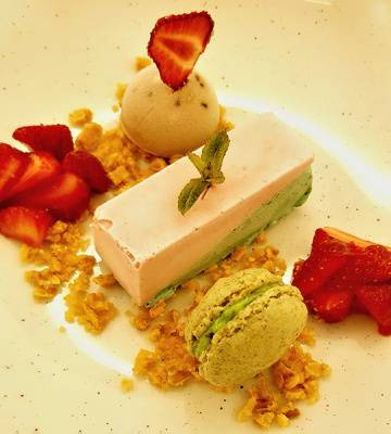 Sommerliches Erdbeer-Minze-Mousse mit kühlendem Ovo-Rahmgefrorenem