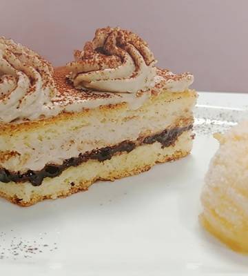 Biskuitschnitte mit Kaffeemousse und erfrischendem Aprikosensorbet