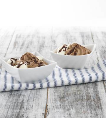 Luftig leichtes Ovo-Mocca-Mousse mit Cognacschaum