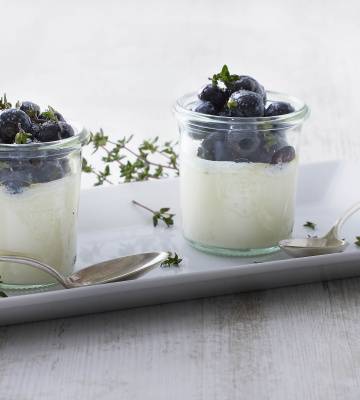 Vanille-Amaretto-Flan mit marinierten Thymian-Heidelbeeren