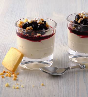 Tiramisu-Mousse mit Kirschen-Crumble