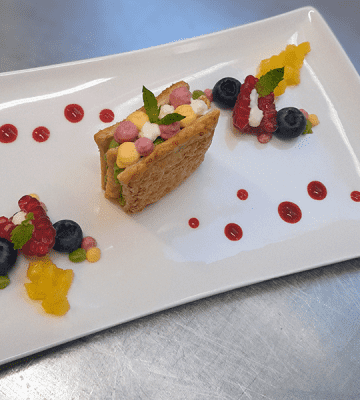 Matchamousse Pie Sand mit Himbeer- und Mangomousse