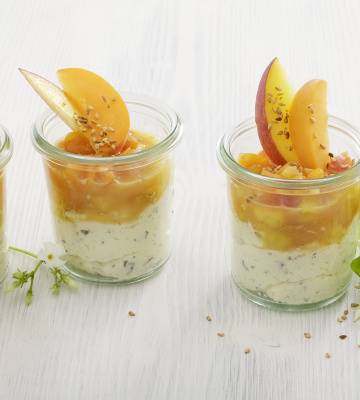 Mousse au chocolat blanc et salade de pêches et d’abricots