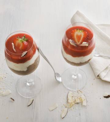 Mousse Caotina Noir Schoko-Becher mit Erdbeer-Kokoshaube