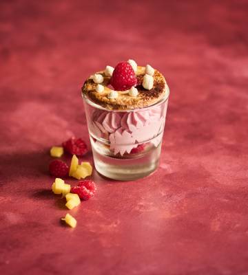 Dawa Mousse Himbeere mit Mango & Himbeeren Ragout und Mangoguetzli