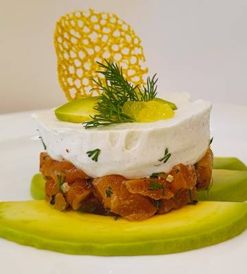 Lachstartar für Geniesser – mit Wasabi-Dawa-Crème, Mango-Perlen & Korallenhippe