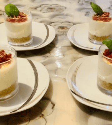 Mousse citron-basilic sur crumble d'amandes & perles de framboise
