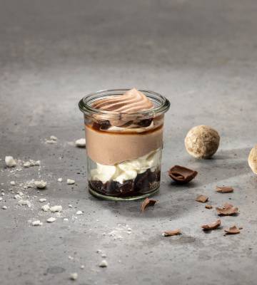 Dawa Mousse Praliné mit Zwetschgen Kompott & Mascarpone Crème 