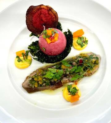 Herbstliche Entenbrust mit Kräutervinaigrette, Kürbiscrème und Randen Mousse