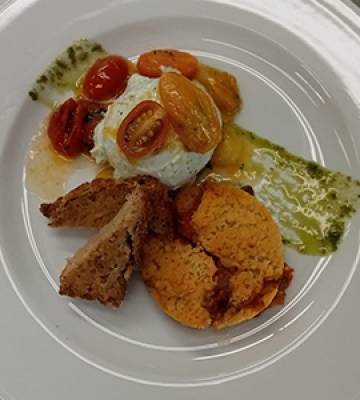 Crumble provençal servit avec son cake au thon et sa glace au basilic rafraichissante