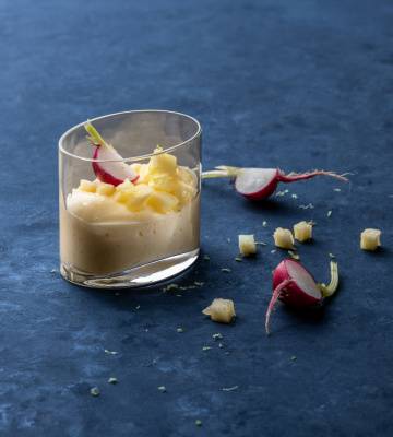 Vanille-Crème mit Ananas und Radieschen