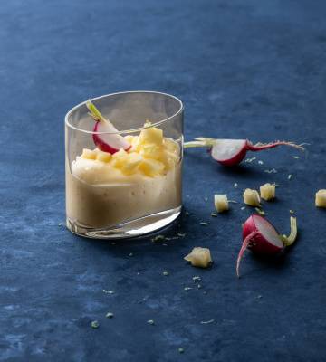 Crème à la vanille avec de l'ananas et des radis