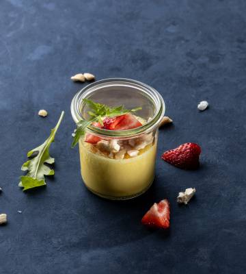 Flan au caramel avec fraises, roquette et noix de cajou 