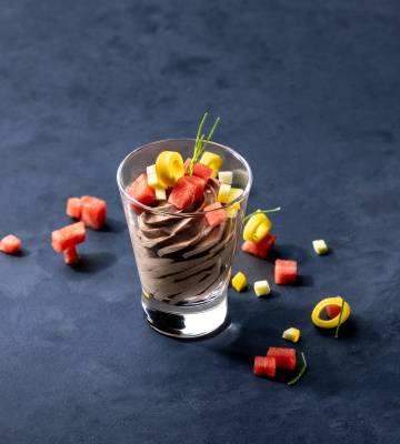 Mousse au chocolat avec pastèque et courgettes
