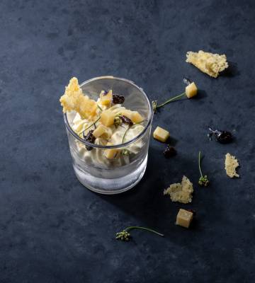 Weisse Schokoladen-Mousse mit Käse-Chips