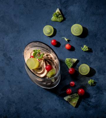 Mousse à l'Ovomaltine avec des raisins, des kiwis et des groseilles