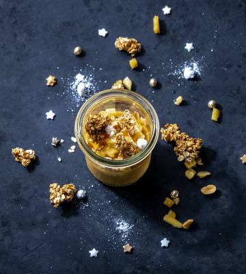 Crème Brûlée mit Haferflocken, Mango und Erdnüssen