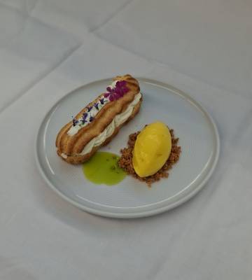 Frisches Limetten Eclair mit Mango sorbet
